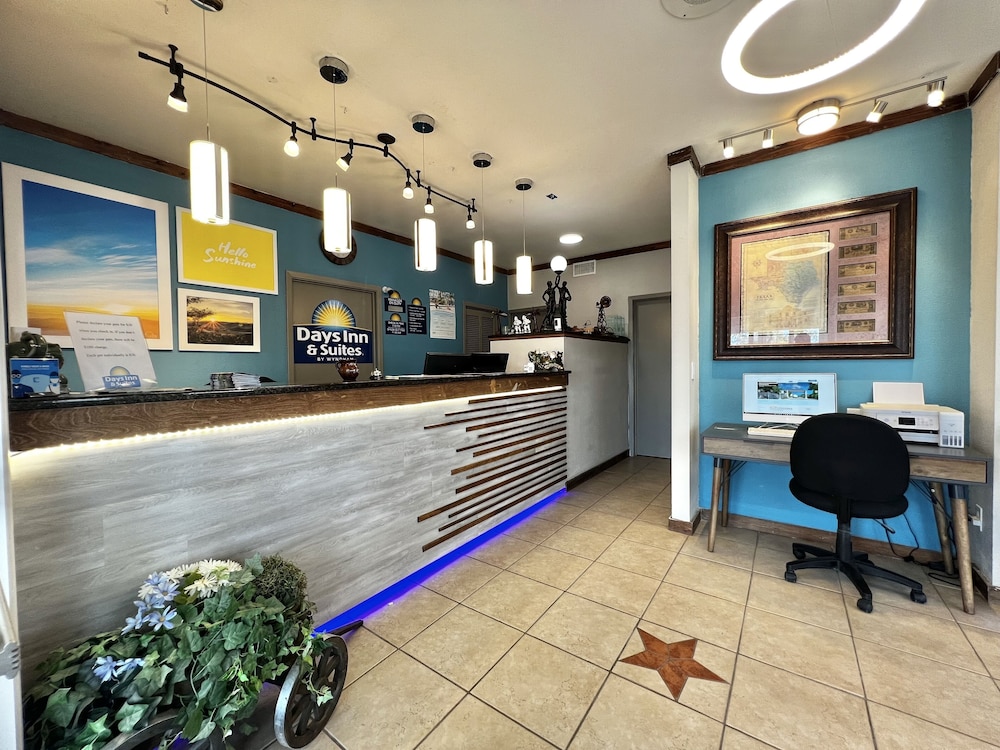 Days Inn By Wyndham Suites Fredericksburg,Gillespie County>>Fredericksburg,2 star