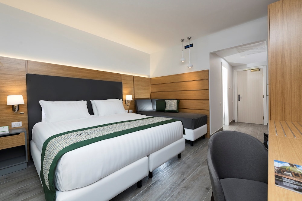 holiday inn naples by ihg