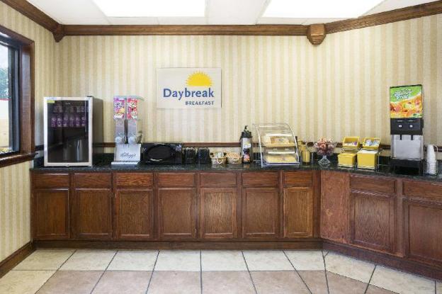 days inn by wyndham columbus north fort moore