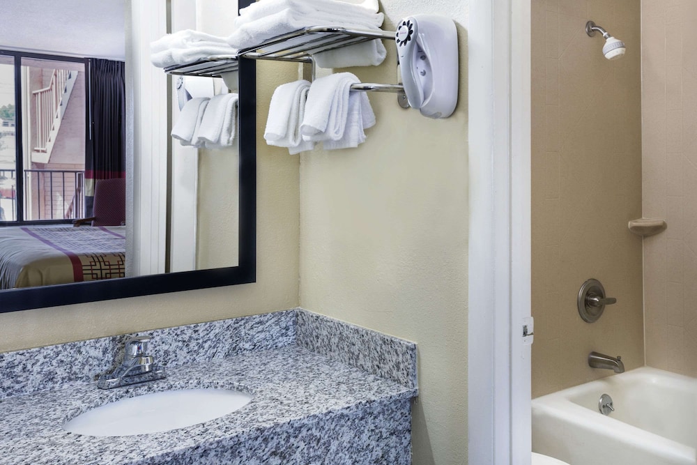 days inn by wyndham columbus north fort moore