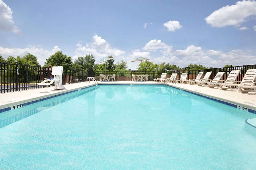 days inn by wyndham columbus north fort moore