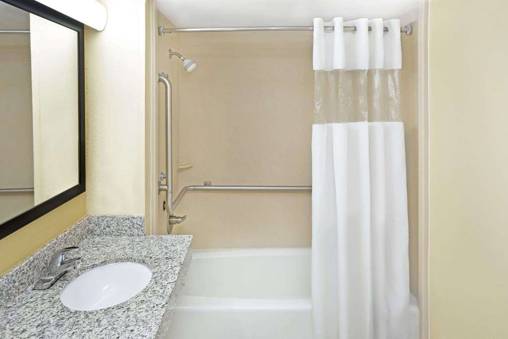 days inn by wyndham columbus north fort moore