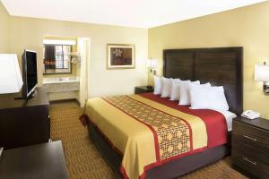 days inn by wyndham columbus north fort moore