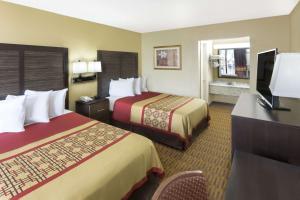 days inn by wyndham columbus north fort moore