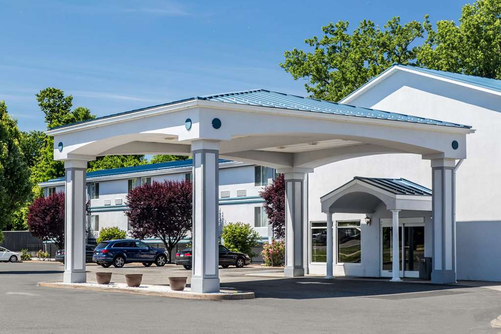 quality inn and suites danbury near university