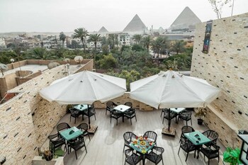 night pyramids inn