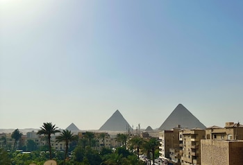 night pyramids inn