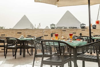 night pyramids inn