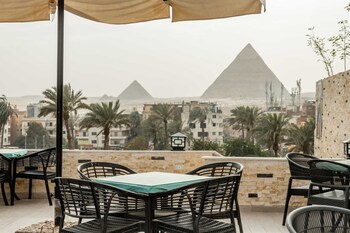 night pyramids inn
