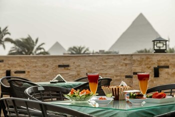 night pyramids inn