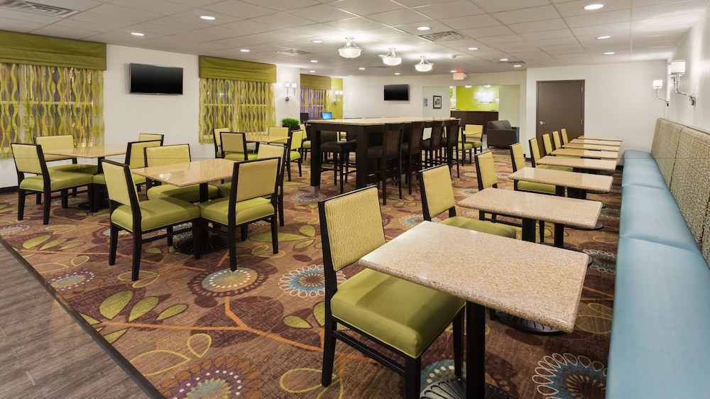 holiday inn express and suites wyomissing an ihg hotel