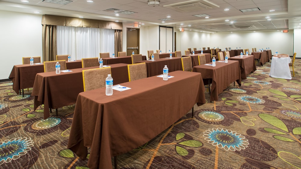 holiday inn express and suites wyomissing an ihg hotel