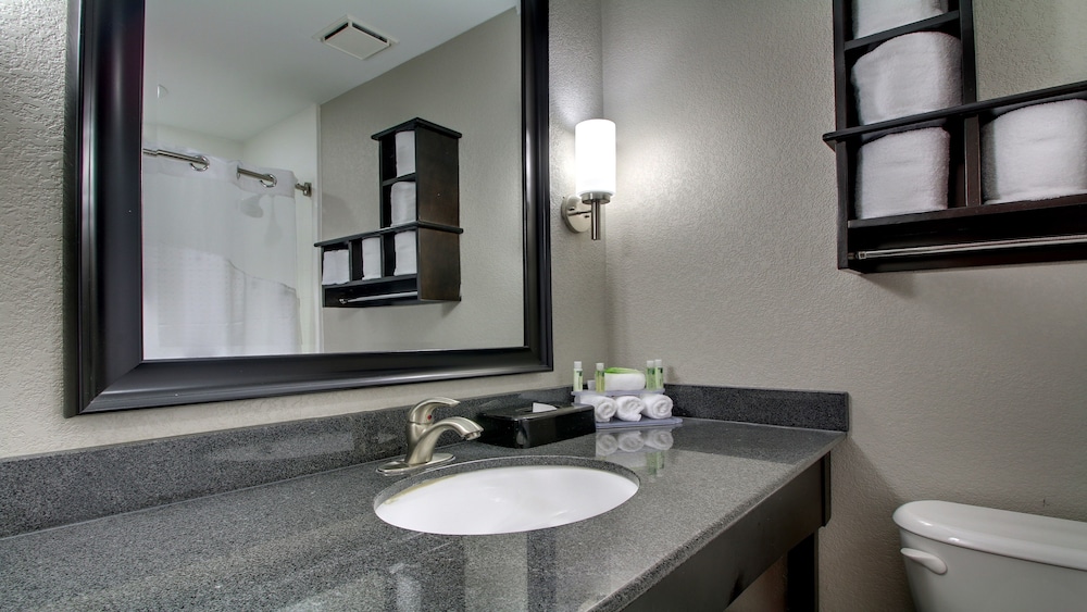 holiday inn express and suites jackson downtown co