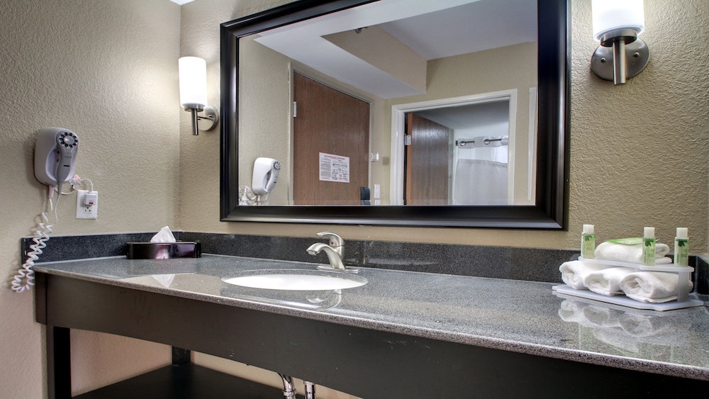 holiday inn express and suites jackson downtown co
