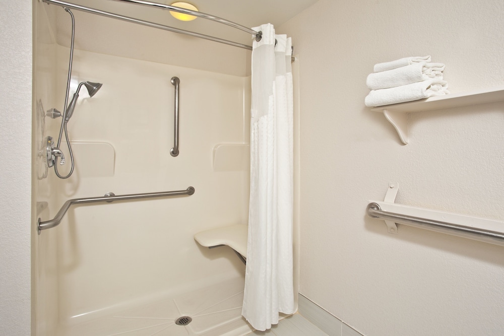 holiday inn express and suites harrington