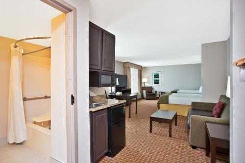 holiday inn express and suites harrington