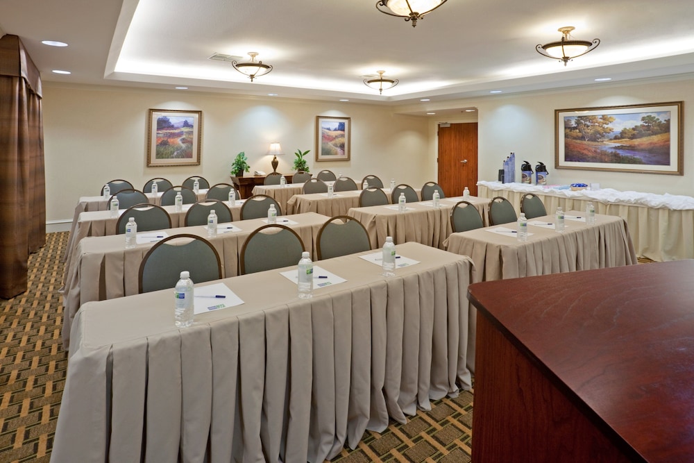 holiday inn express and suites waxahachie by ihg