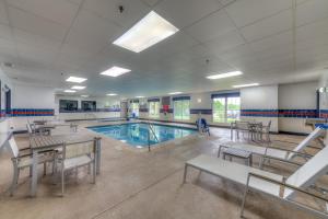 country inn and suites by radisson crystal lake il