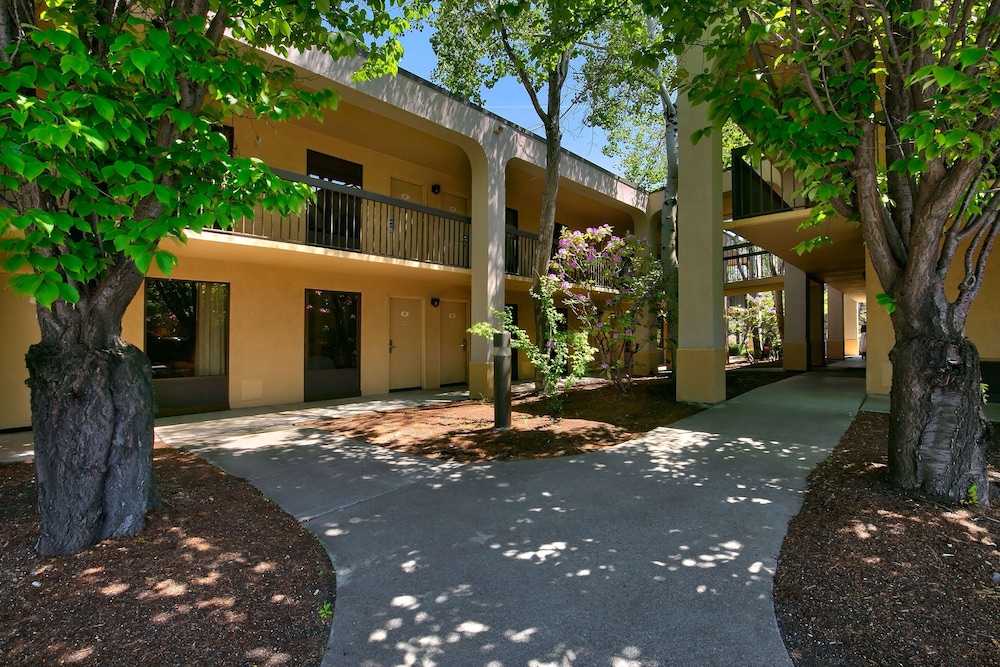 red lion inn and suites deschutes river bend