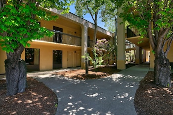 red lion inn and suites deschutes river bend