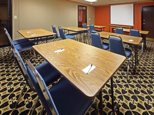 holiday inn express fayetteville univ of ar area by ihg