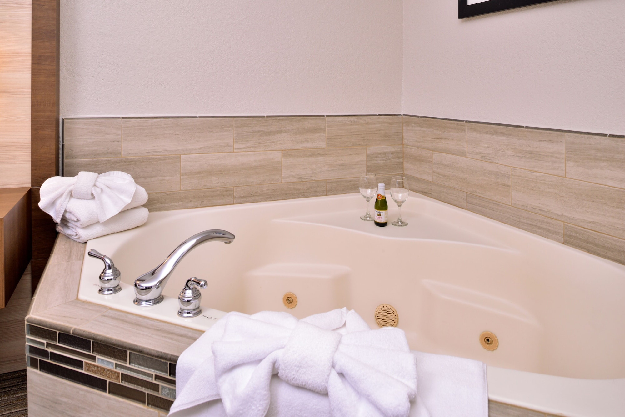 holiday inn express and suites arcata eureka airport area