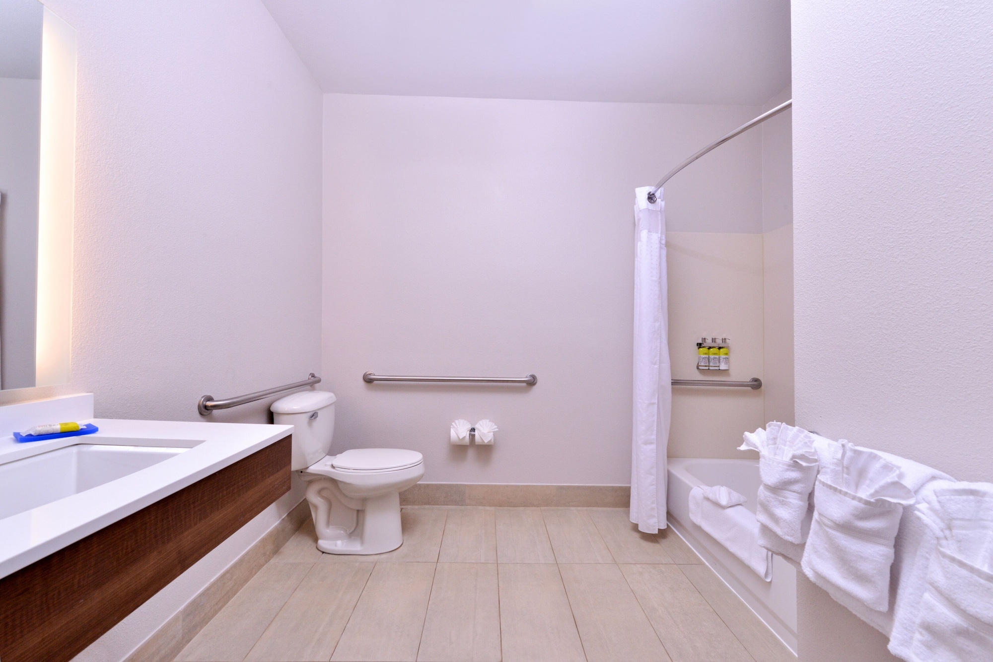 holiday inn express and suites arcata eureka airport area