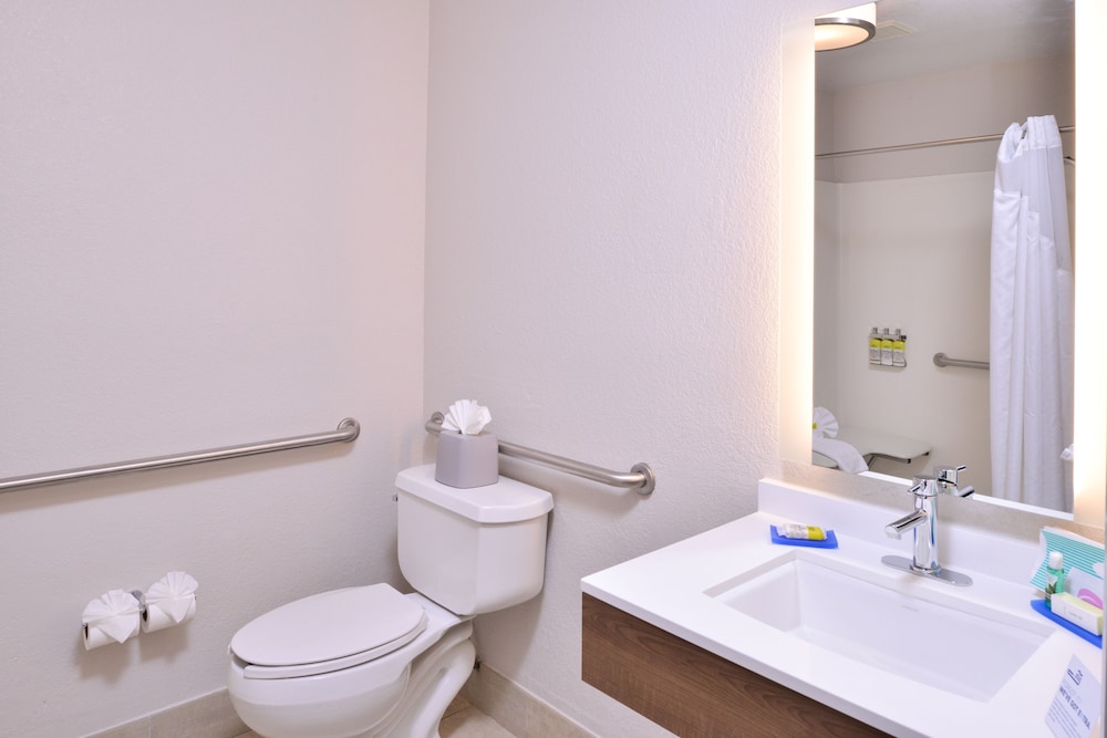 holiday inn express and suites arcata eureka airport area