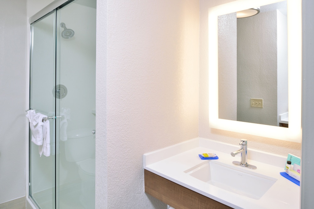 holiday inn express and suites arcata eureka airport area