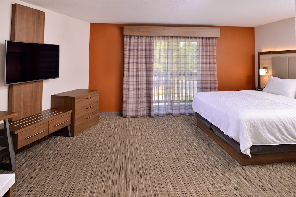 holiday inn express and suites arcata eureka airport area