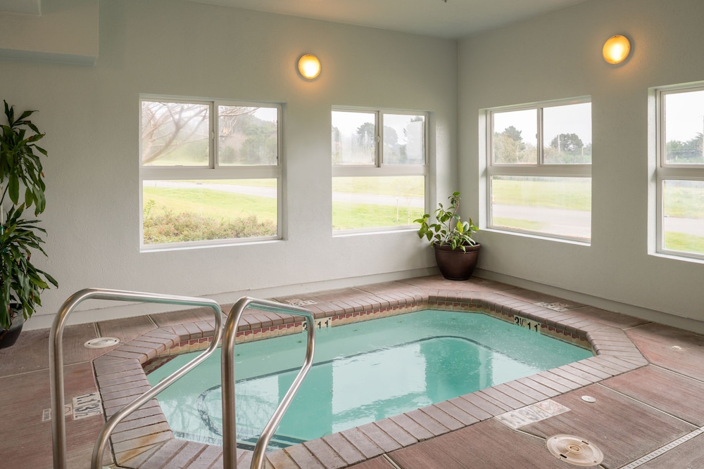 holiday inn express and suites arcata eureka airport area