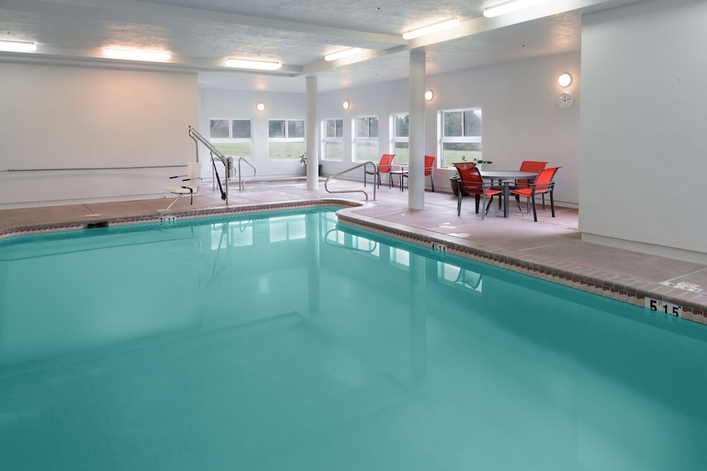 holiday inn express and suites arcata eureka airport area