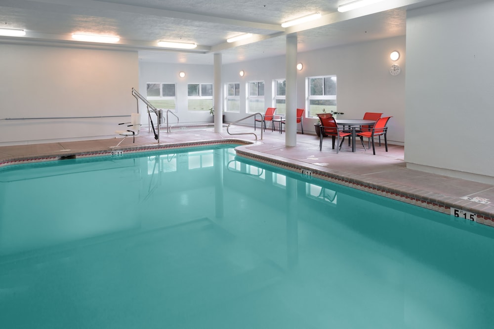 holiday inn express and suites arcata eureka airport area