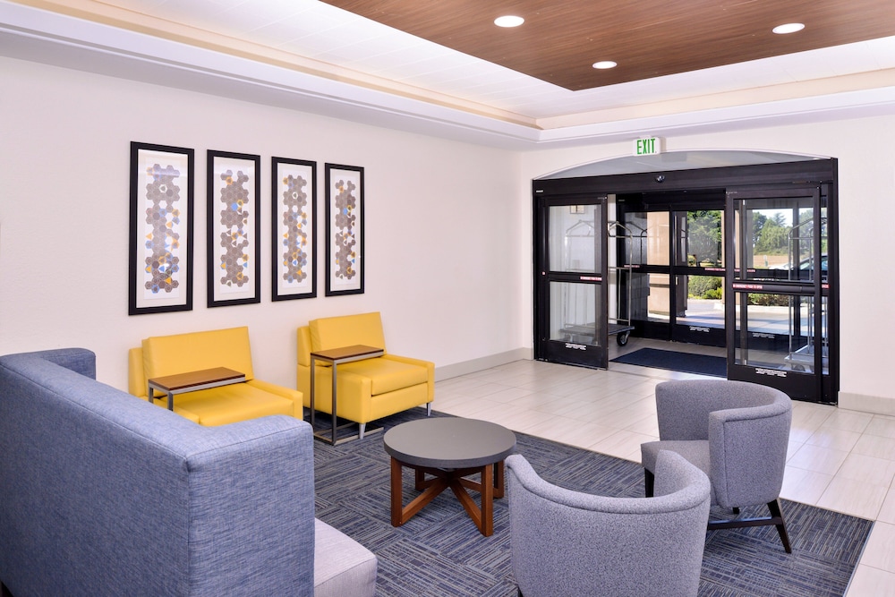 holiday inn express and suites arcata eureka airport area