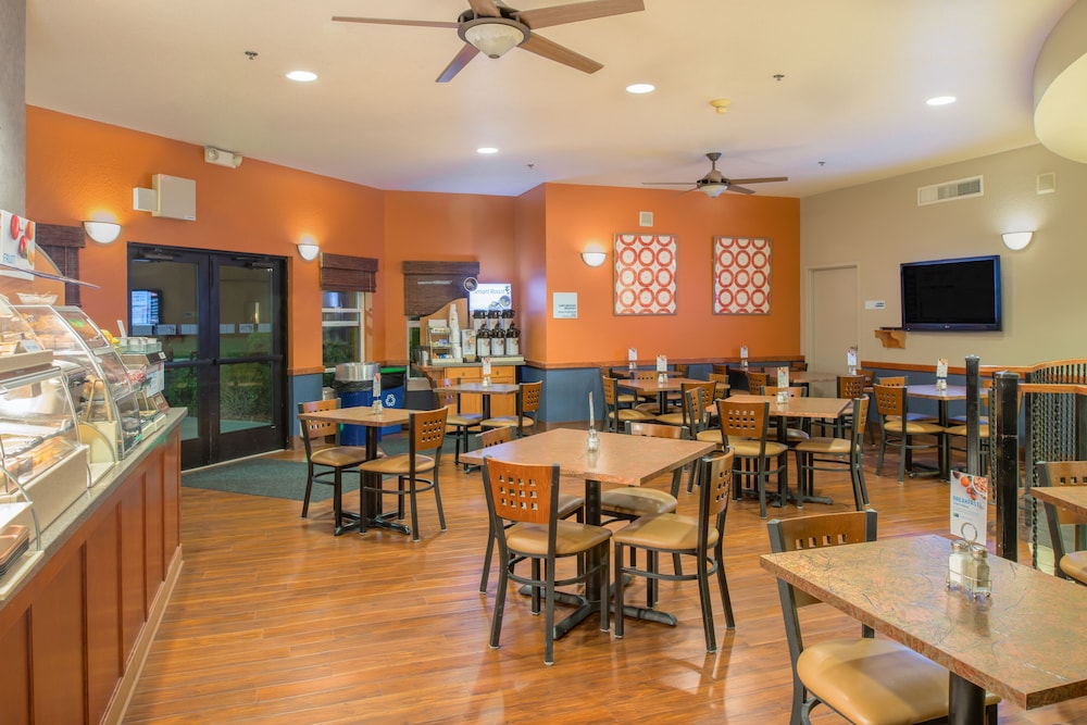 holiday inn express and suites arcata eureka airport area