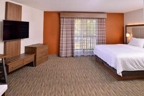 holiday inn express and suites arcata eureka airport area