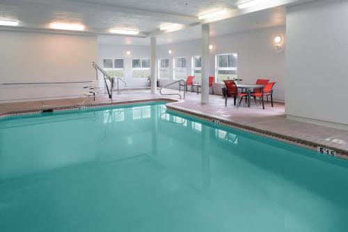 holiday inn express and suites arcata eureka airport area