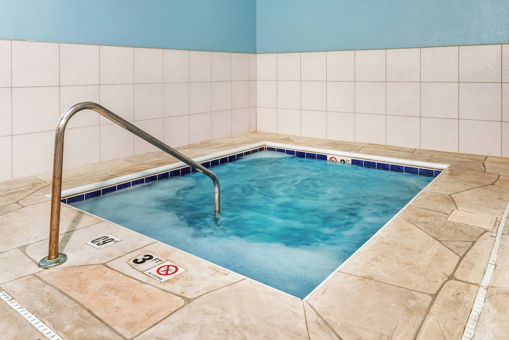 holiday inn express and suites bloomington normal by ihg