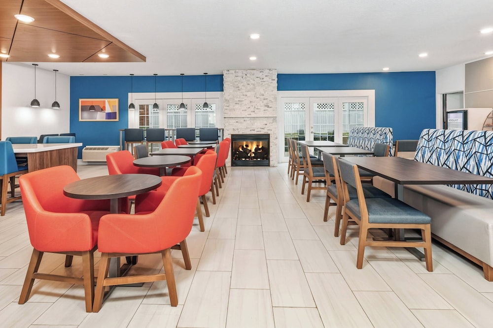 holiday inn express and suites bloomington normal by ihg