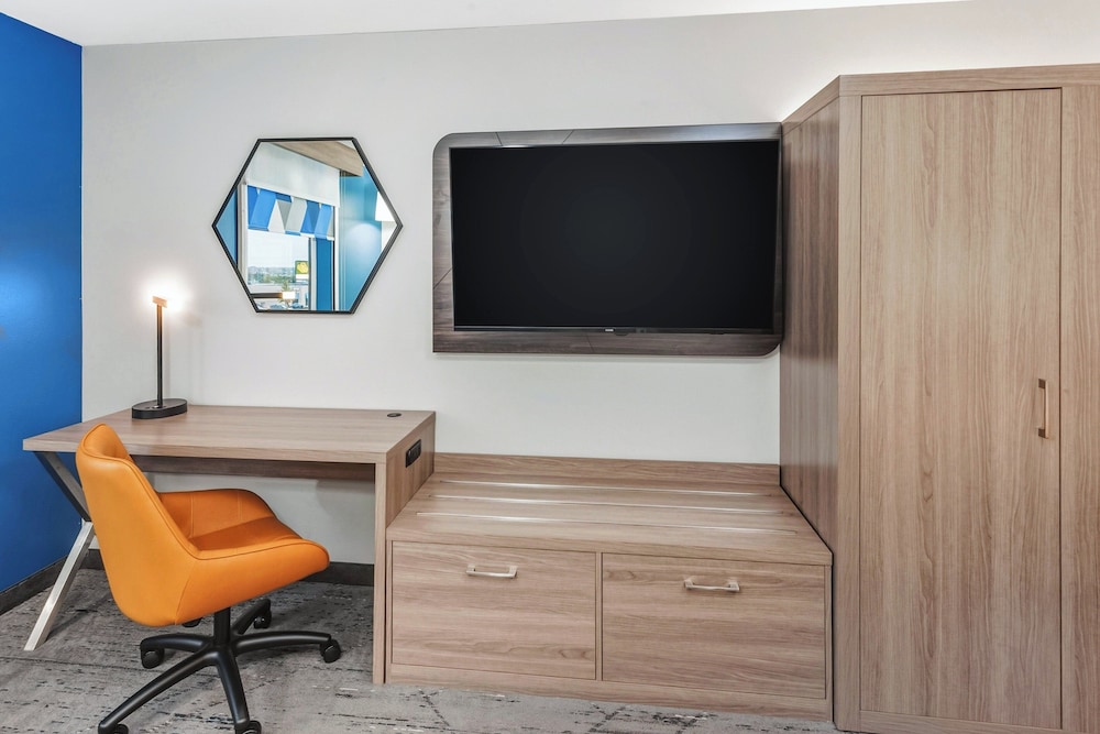holiday inn express and suites bloomington normal by ihg