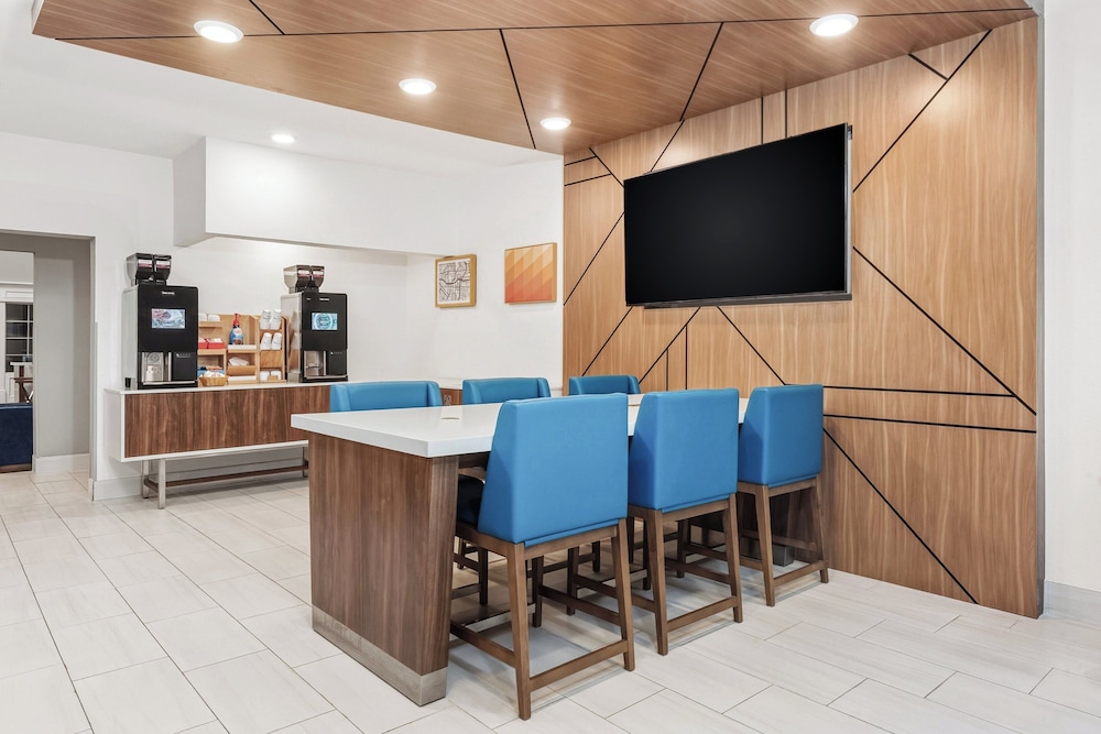 holiday inn express and suites bloomington normal by ihg