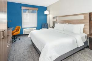 holiday inn express and suites bloomington normal by ihg
