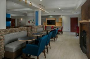 holiday inn express and suites lawrence by ihg