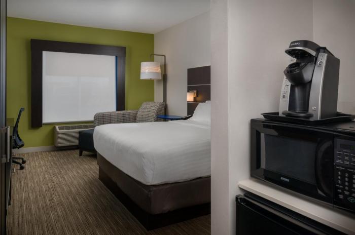 holiday inn express and suites lawrence by ihg