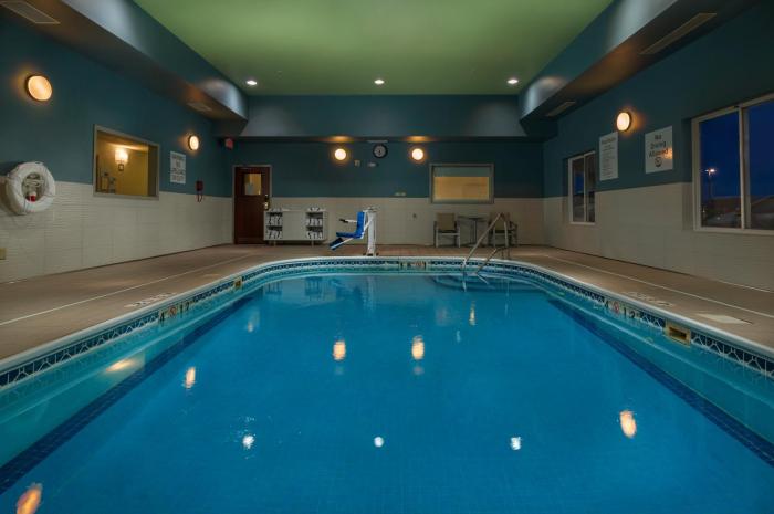 holiday inn express and suites lawrence by ihg