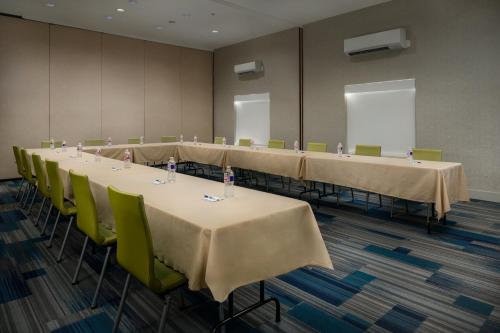 holiday inn express and suites lawrence by ihg