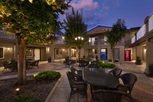 Days Inn By Wyndham Kelowna,Kelowna>>British Columbia,3 star