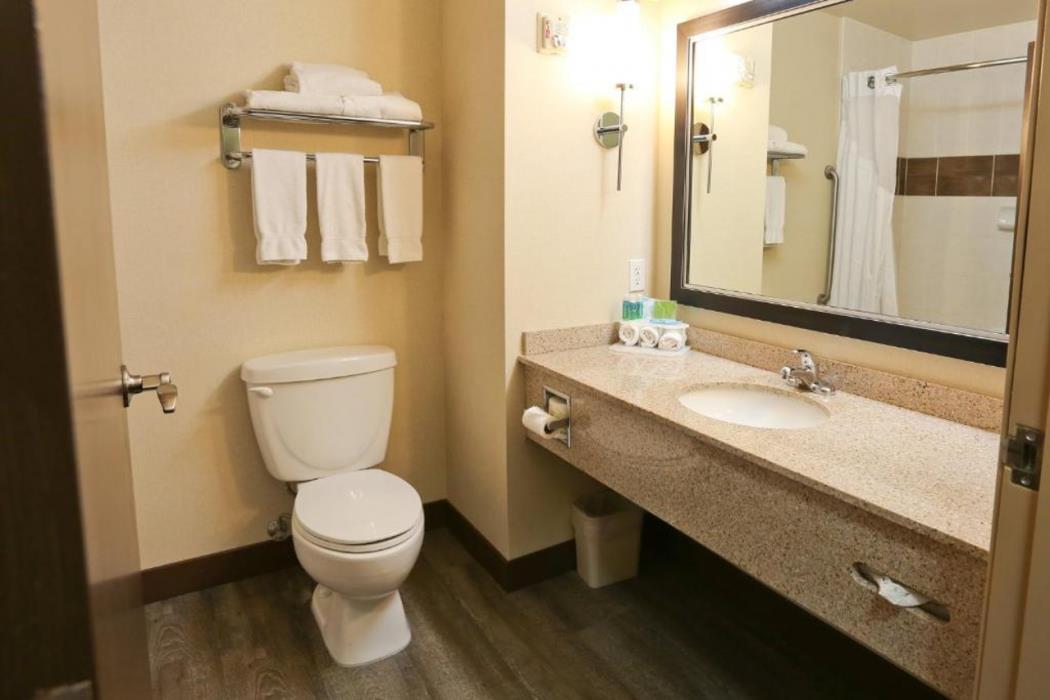 holiday inn express and suites vernon by ihg