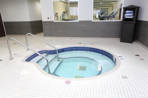holiday inn express and suites vernon by ihg