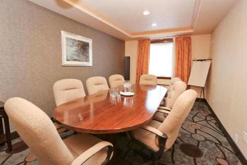 holiday inn express and suites vernon by ihg